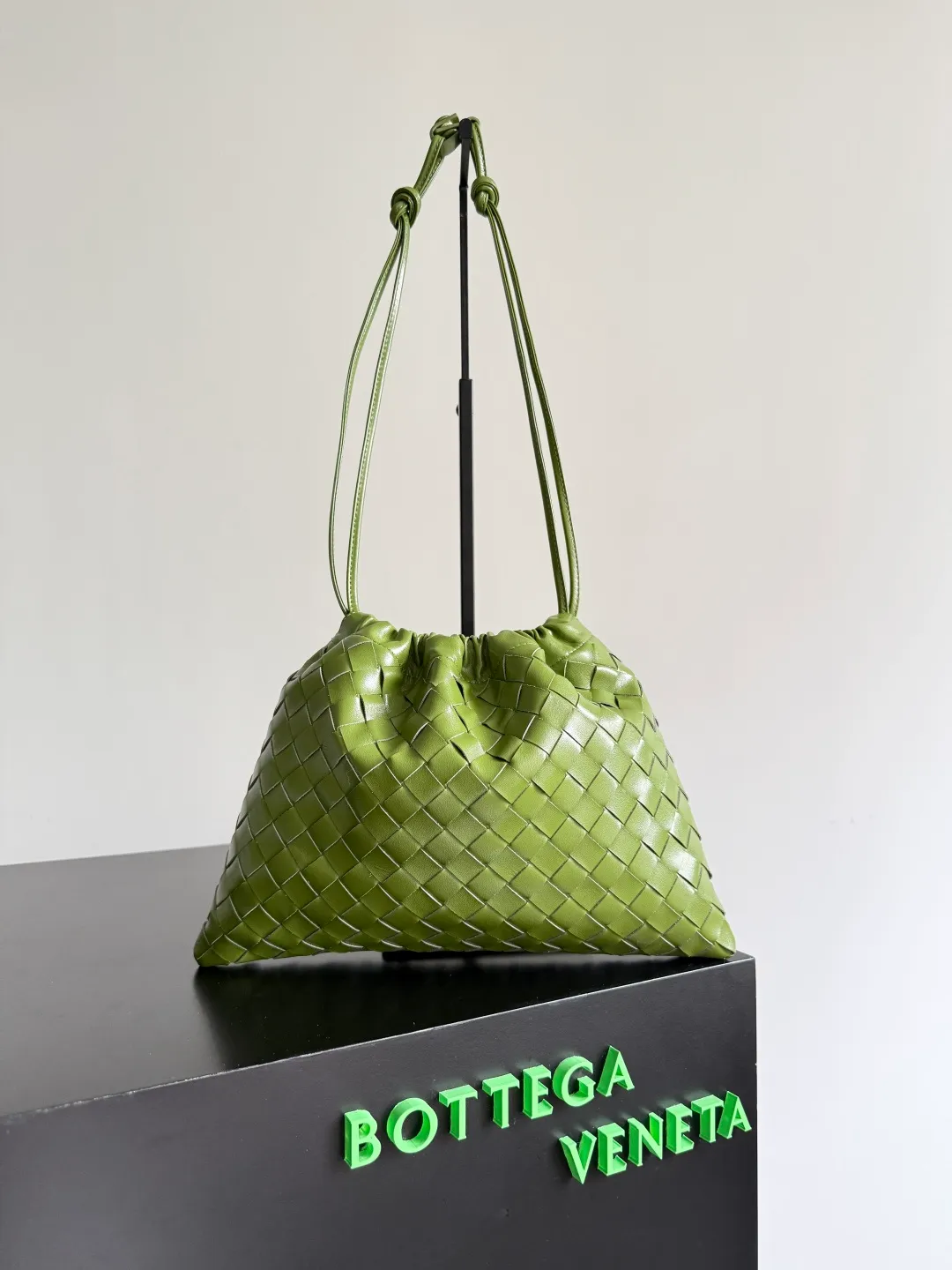 Batch 1560 Armpit bags have become a fashionable item that every girl has in their hands in recent years🛍️. The elegant and simple style has won the love of many people of different ages. However, there is an unavoidable trouble with armpit bags, that is, the capacity is too small, and BOTTEGA VENETA’s new Dustbag Considering people's travel needs, the capacity of garbage bags has been greatly upgraded. Folding umbrellas, water cups, and girls' makeup powder and lipstick can all be accommodated. It is very light and resistant to dirt. Even if you have a lot of things when traveling, it can reduce the burden to a certain extent. The shoulder straps are buckled and can be changed at will. It can be used for hand holding or as the liner of a large bag. After the drawstring is drawn, it looks like a cloud bag. It is very suitable for concave styling when traveling in summer🙋🏻‍♀️ Style number: 796728 Size: 32*23*1cm